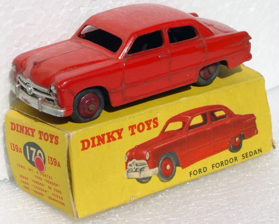 Dinky 170 - Ford Fordor Red axle rust box 1 end -flaps