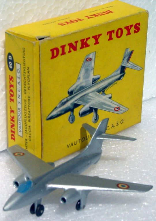 Dinky 60 B - Vautour Twin-Jet met sil-grey base initials C8.5 box