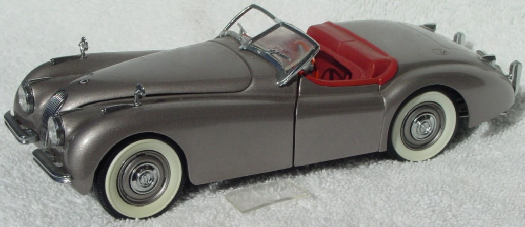 24 - DANBURY 49 Jag XK120 Conv Sil-brown broken window