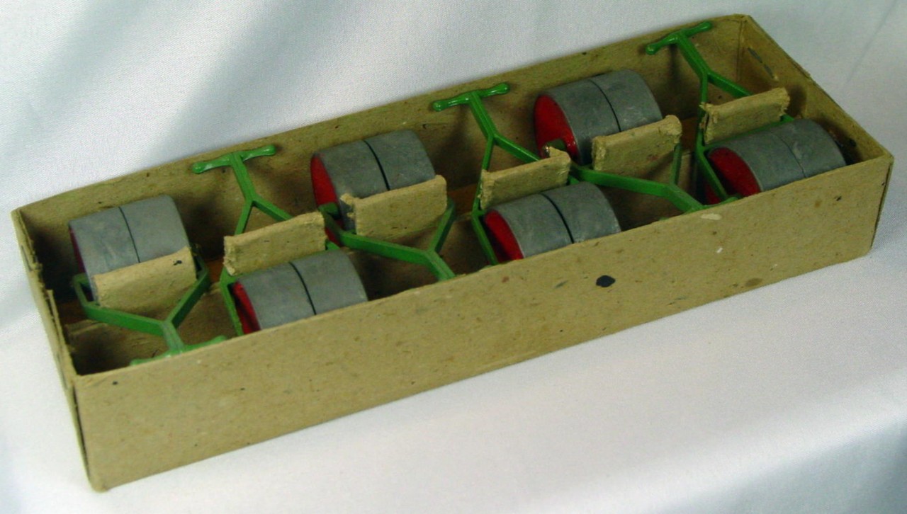 Dinky 105 A - TRADE BOX with 6 Garden Rollers 3 torn corners