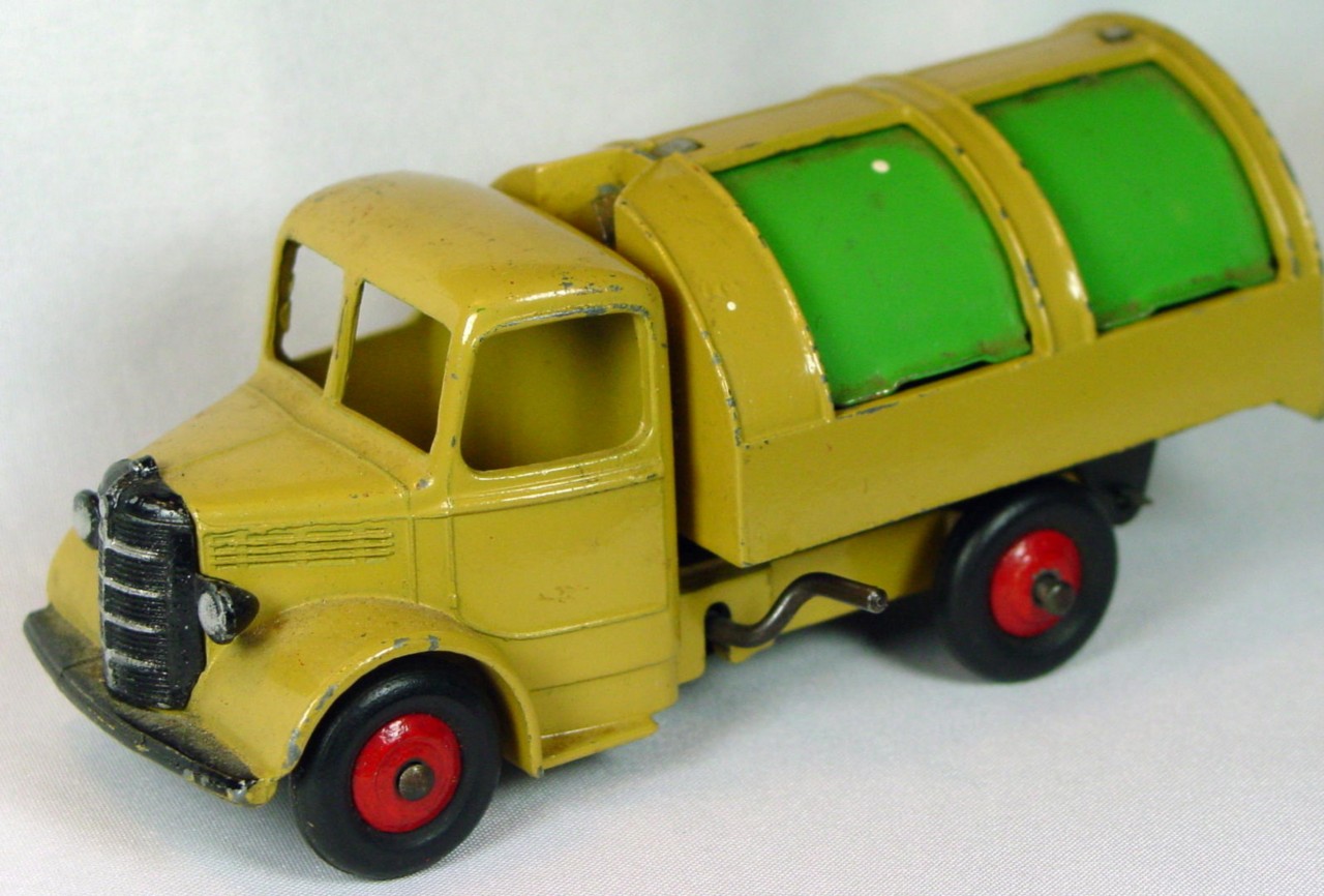 Dinky 25 V - Bedford Refuse Tan green drs red hubs