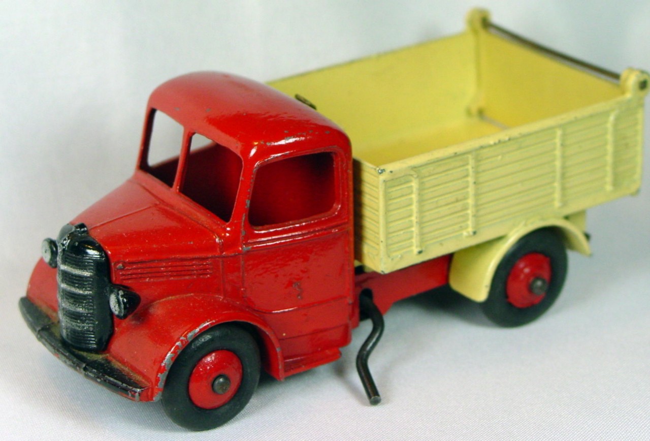 Dinky 410 - Bedford Tipper Red and cream RED hubs