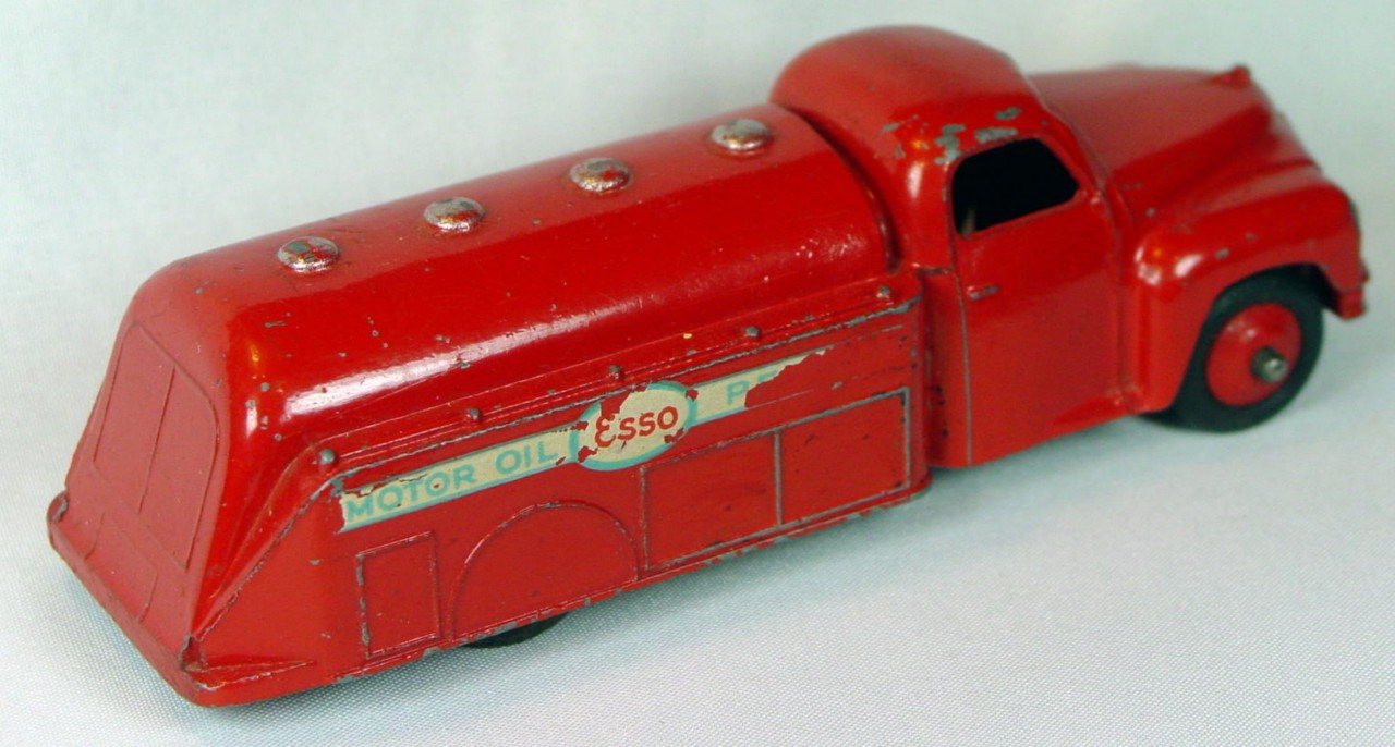 Dinky 442 - Studebaker Esso tanker Red light blue in decals 95/75%