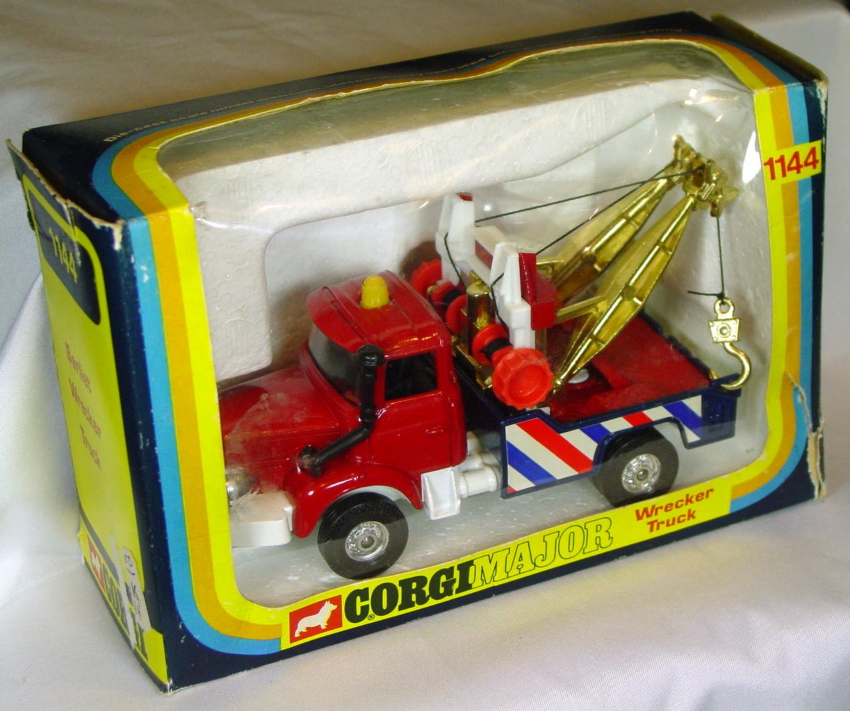 Corgi 1144 - Berliet Wrecker Red and white and gold C8.5 window box