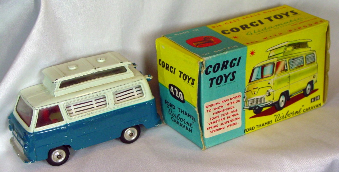 Corgi 420 A 3 - Thames Airborne Caravan off white and turquoise yellow tableC8.5