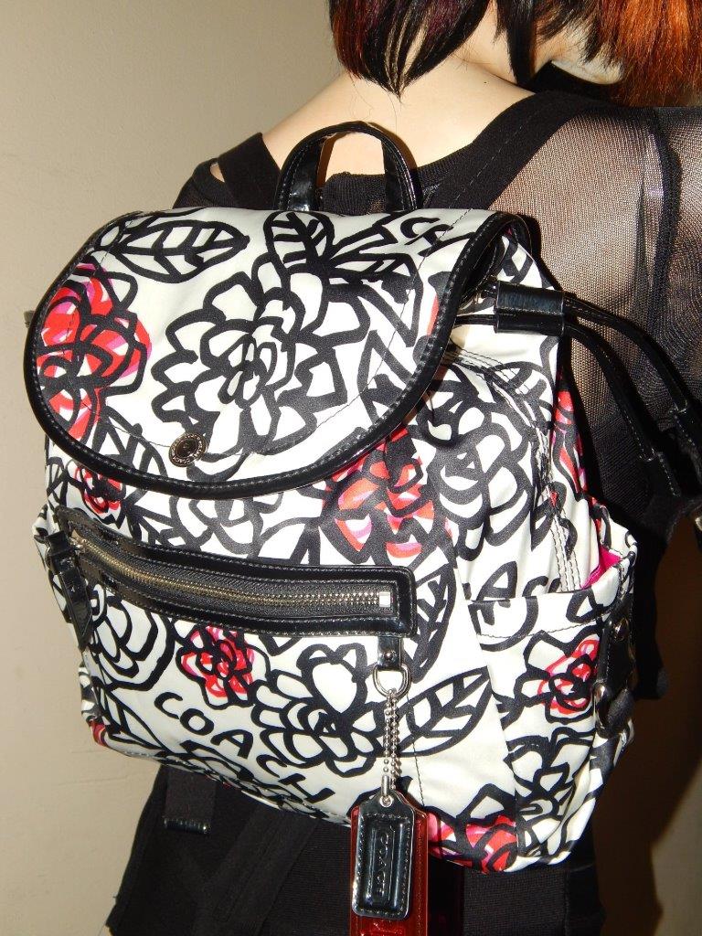 バッグ COACH Poppy Daisy 2way Bag Patent Black COACH Poppy Daisy Floral Graffiti Black/ White Backpack Bag F16582